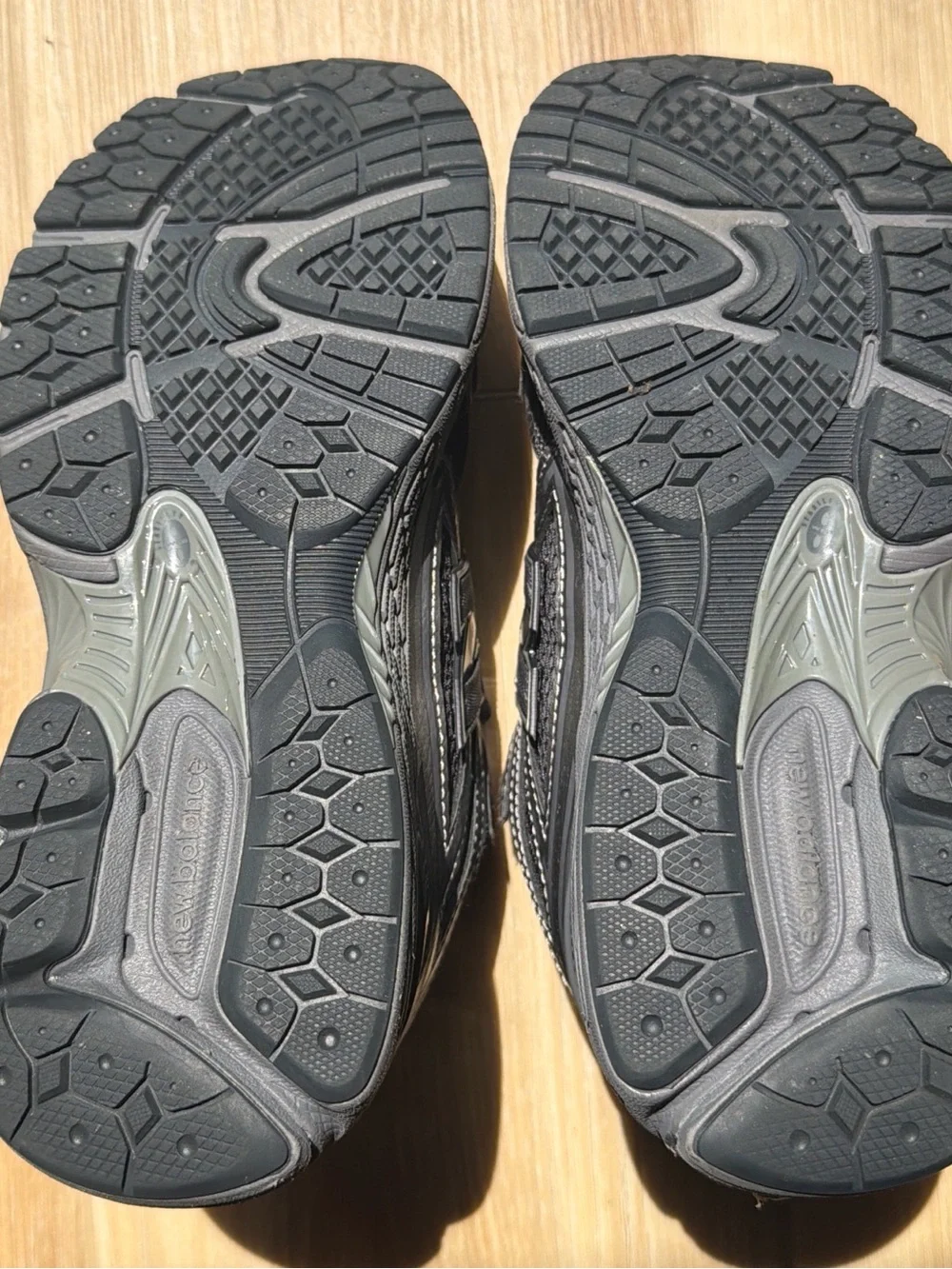 New Balance Black & Silver Mesh Trail Sneakers Size M6/W7.5